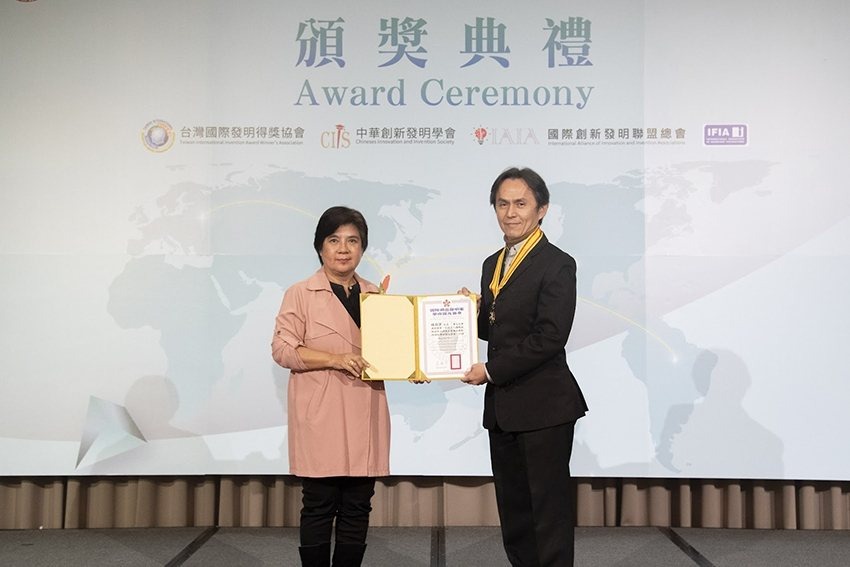 元智大學機械系教授鐘國濱（右）獲學術國光獎章殊榮。 元智大學/提供